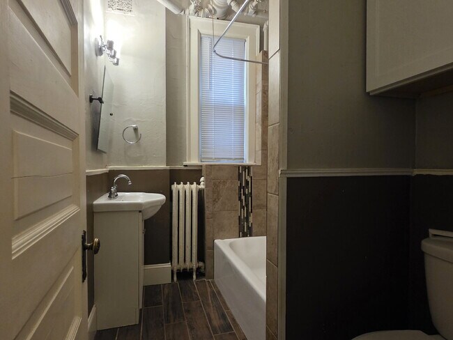 Building Photo - Updated 4-Bedroom Apartment in Oshkosh - 136 High Ave, Oshkosh, WI 54901