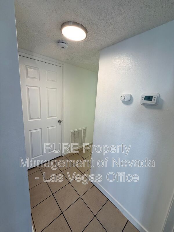 Building Photo - 1405 E Vegas Valley Dr