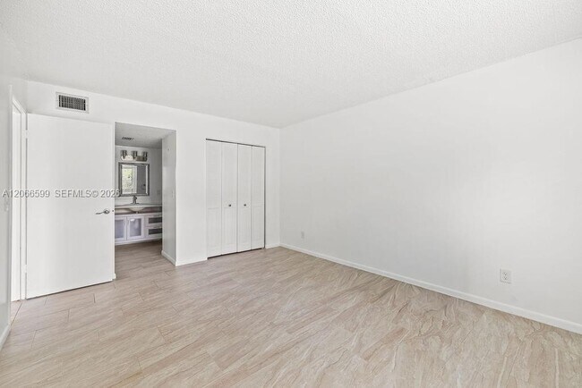 Building Photo - 1166 6th Ave
