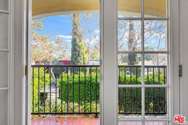 Building Photo - 743 N Las Palmas Ave