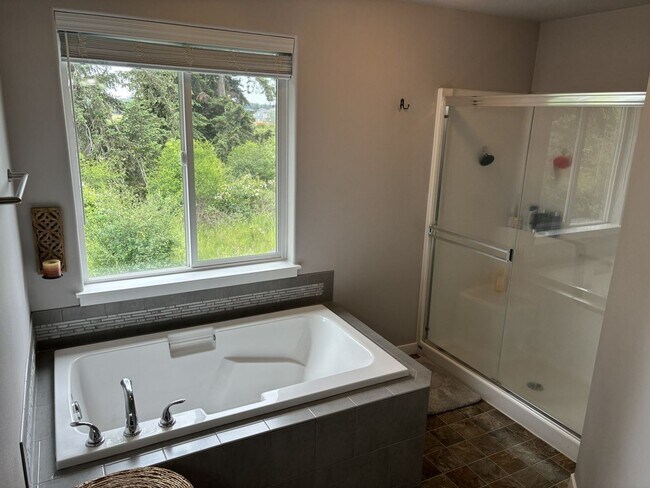 Building Photo - Stunning 4 Bed Yelm Home with Vaulted Ceilings & Modern Amenities!