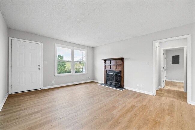 Building Photo - 3 Bedroom 2 Full Bath Home For Rent near Post!