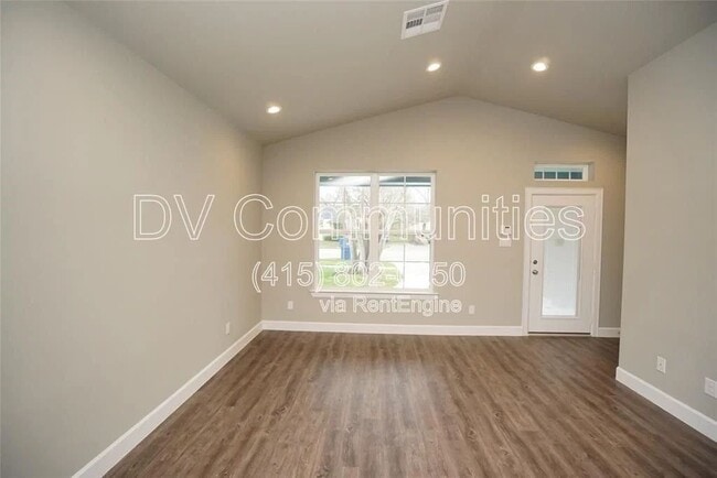 Building Photo - 1202 3rd St