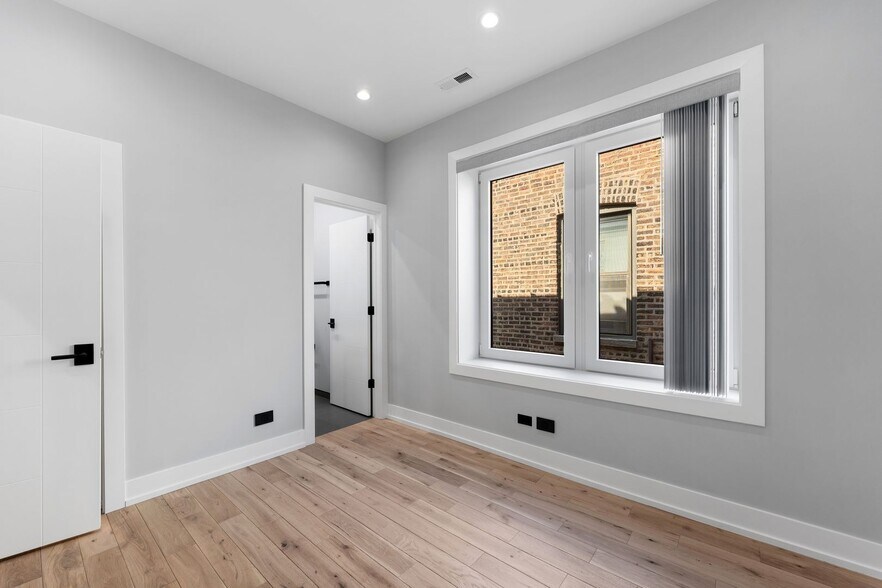 Building Photo - 7726 N Eastlake Ter