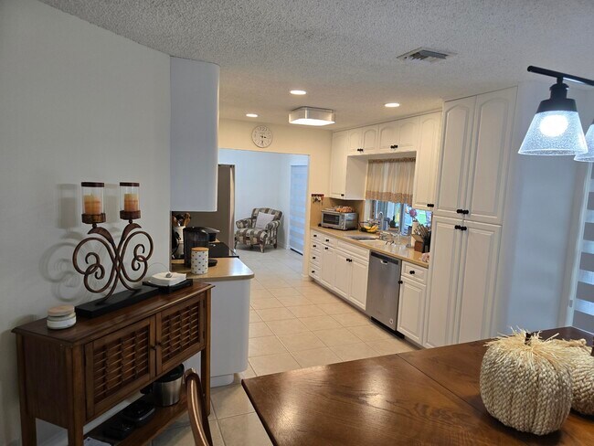 Building Photo - 939 Hibiscus Dr