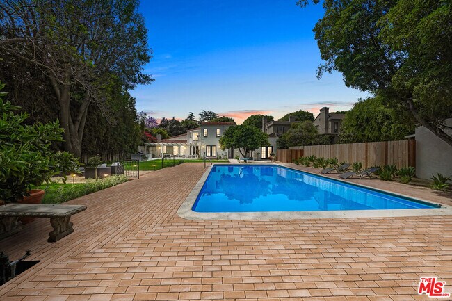 Building Photo - 712 N Rodeo Dr