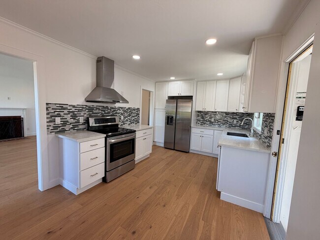 Building Photo - Spacious 4 Bedroom/2Bathroom Home in South San Francisco!