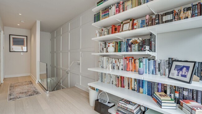 Building Photo - Luxurious Living in NW DC!