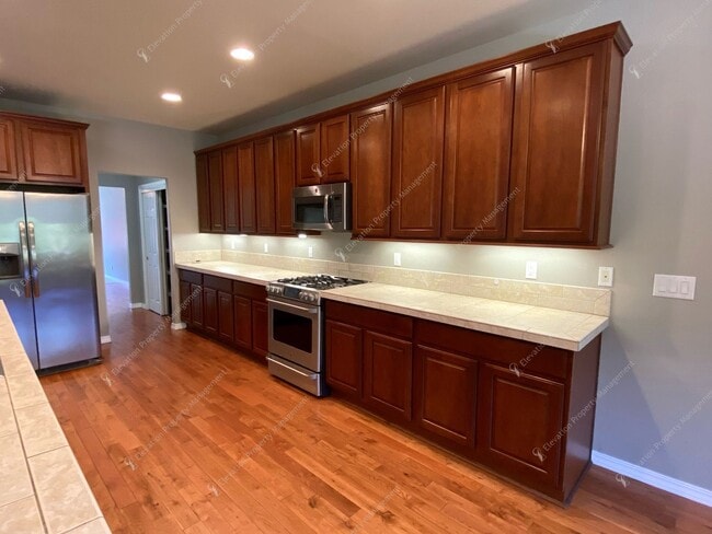 Building Photo - Spacious Corner Home with Community Pool in Prime SW Bend Location