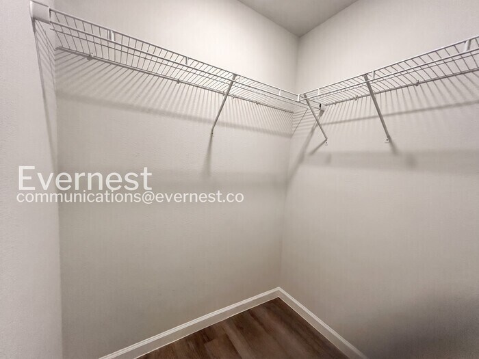 Building Photo - 8 Round Table Ln