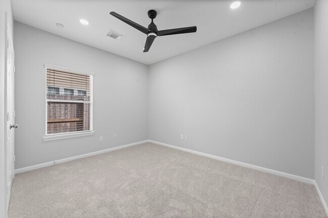 Building Photo - 15 Patina Pines Pl