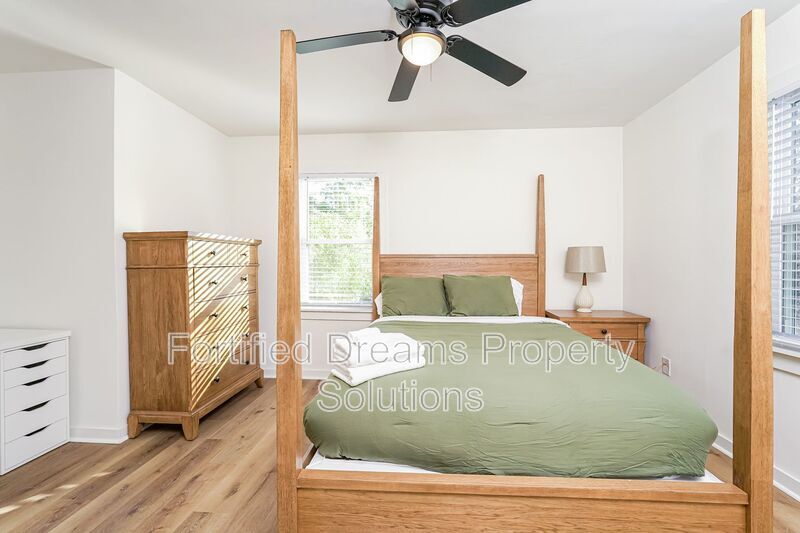 Building Photo - 2422 Queen St