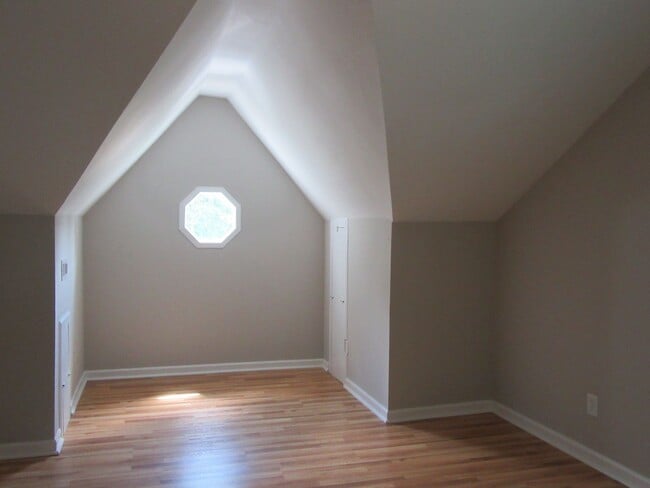 Building Photo - Deep Creek