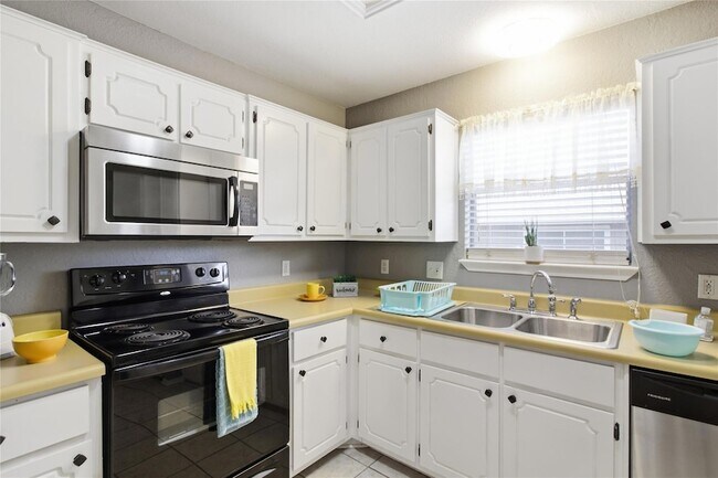 Building Photo - 2410 Buttercup Cir