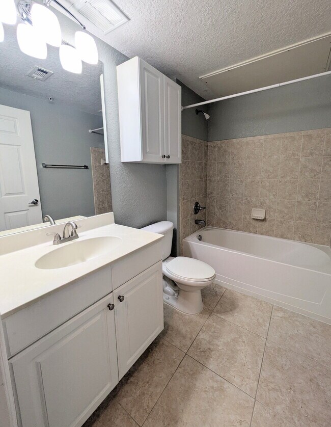 Building Photo - "September Rent Free! - Beautiful 2/2 Southside Condo On Gate Parkway with Lots of Amenities!"