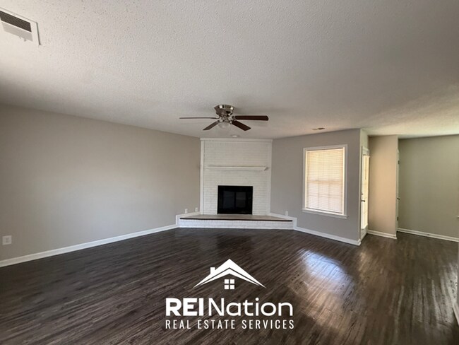 Building Photo - Move-In Ready 3BR/2BA Home in 38133 - Hardwood Floors & Great Storage