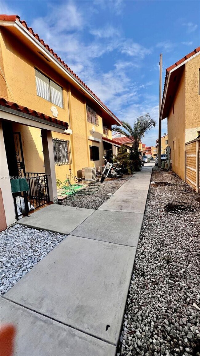 Building Photo - 2760 W 61st Pl