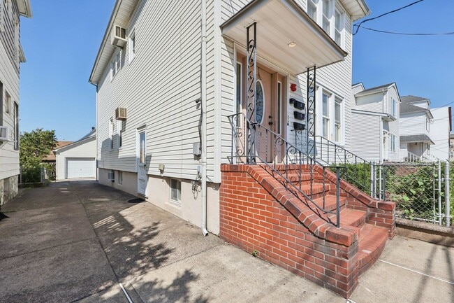 Building Photo - 153 Banta Ave