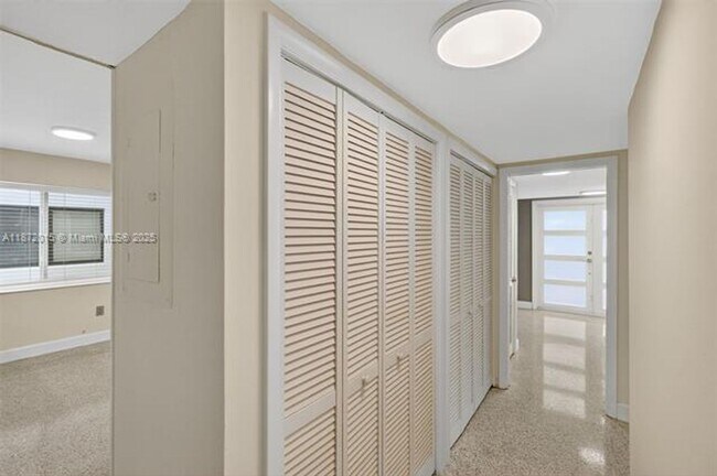 Building Photo - 537 Menendez Ave