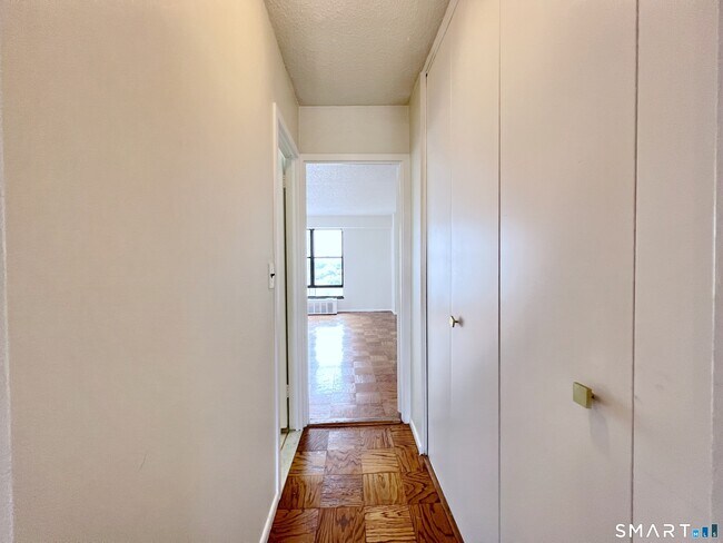 Building Photo - 44 Strawberry Hill Ave