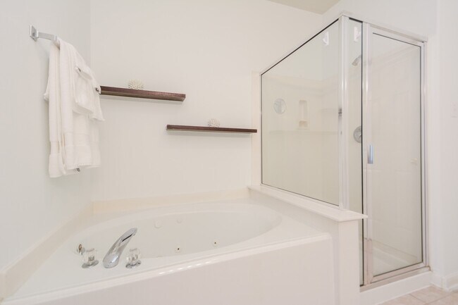 Building Photo - 2 Stone Arrow Pl