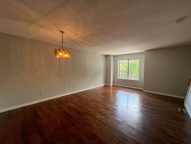 Building Photo - 2 Bed/ 1 Bath- Renovated Duplex Condo W/ G...