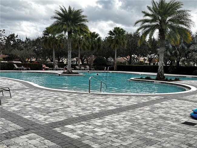 Building Photo - 2084 Wellington St