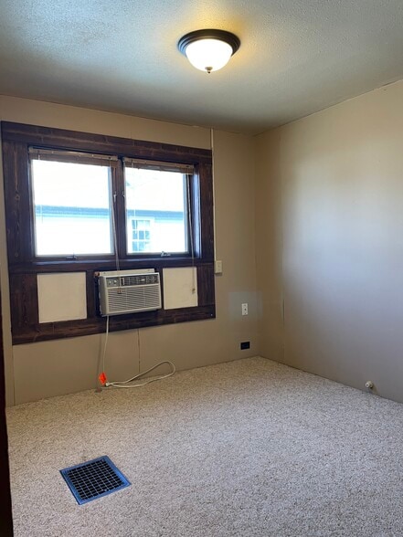 Building Photo - 1042 Main St