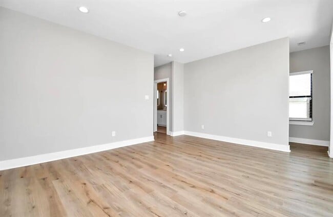 Building Photo - 410 E 41st St