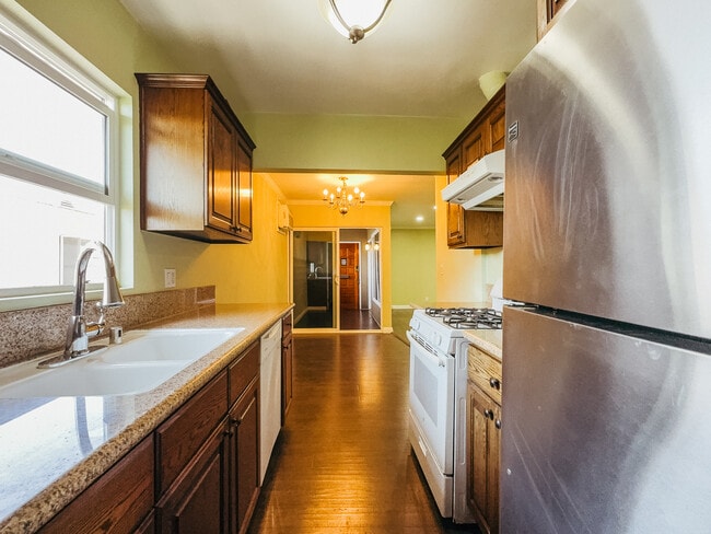 Kitchen with large granite countertops and dual sinks - 12063 Lamanda St