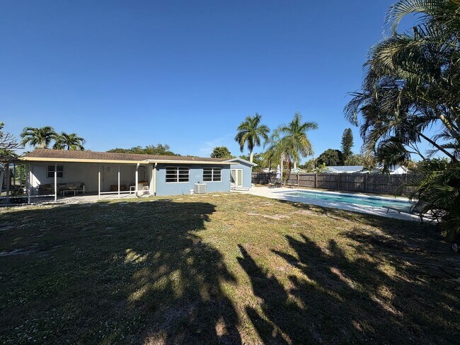 Building Photo - 3/2 Pool & Patio home in Stuart! Pool / Lawn care included!