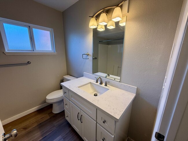 Building Photo - Charming Renovated Cottage with Spacious Y...