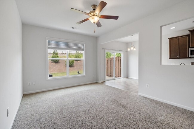 Building Photo - Lovely 3 BR, 2.5 BA Townhome, Centrally lo...