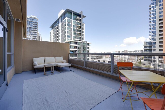 Building Photo - 350 W Ash St