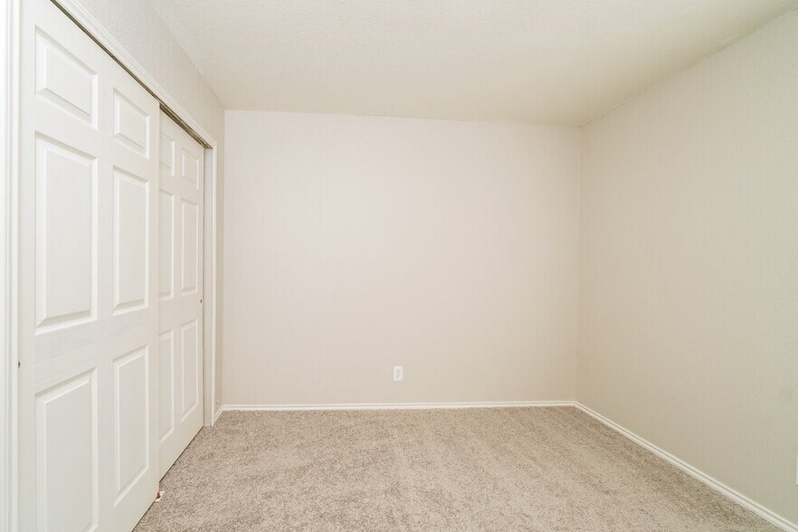 Building Photo - 7426 Circle Farm