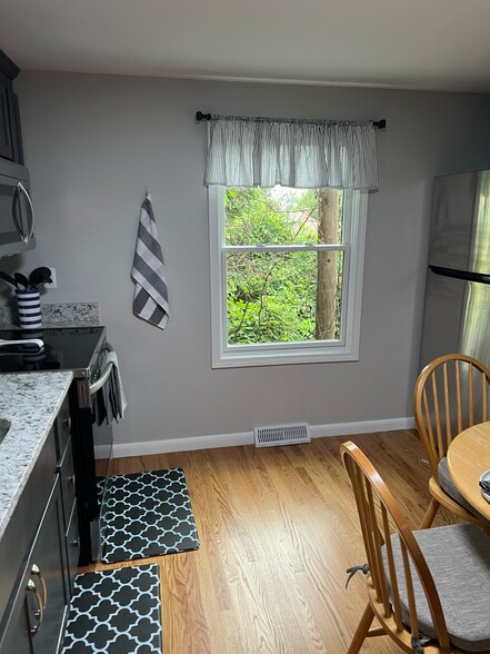 Building Photo - 32 Pine Grove Ave