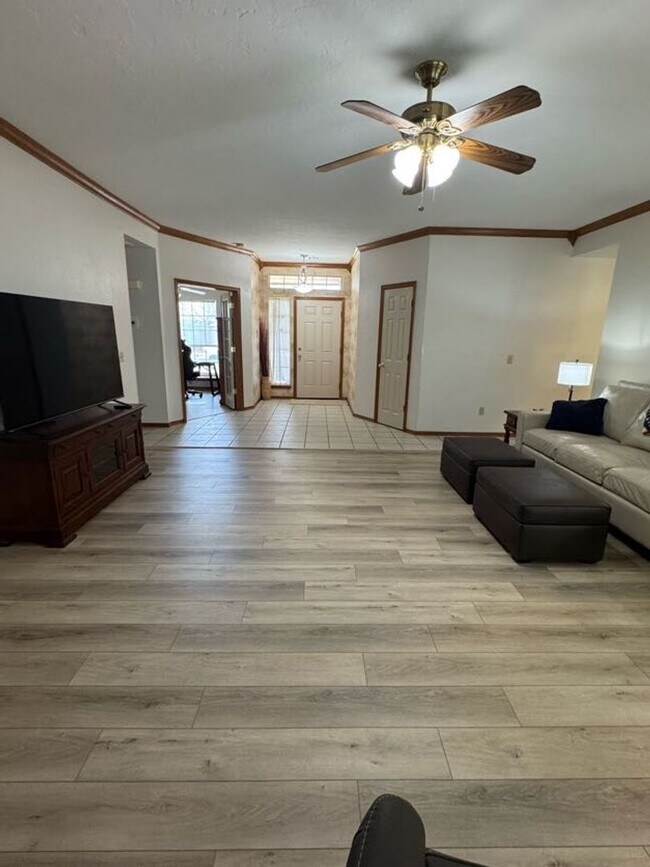 Building Photo - Fully Furnished, Short-Term Rental - (3) Bed/(2) Bath + Office! Pool Access!