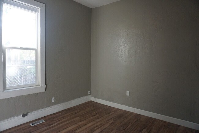 Building Photo - 968 W 500 S