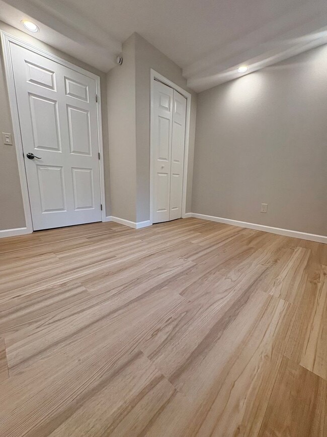 Building Photo - Sooooo Much Space! Beautifully remodeled Shoreline home!