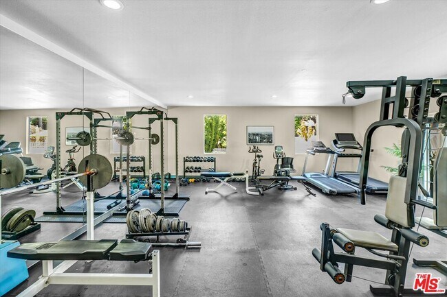 Building Photo - 2222 Beachwood Dr