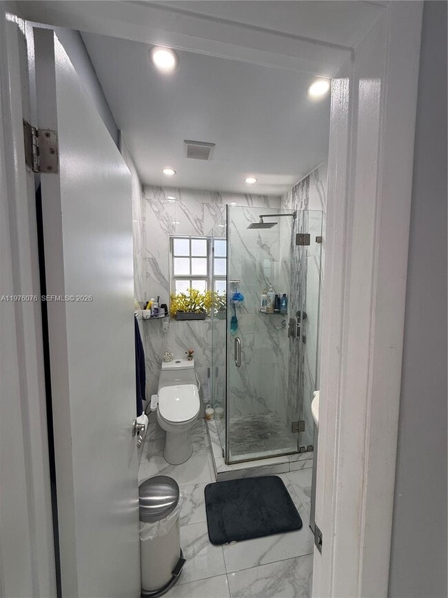 Building Photo - 1350 NE 134th St