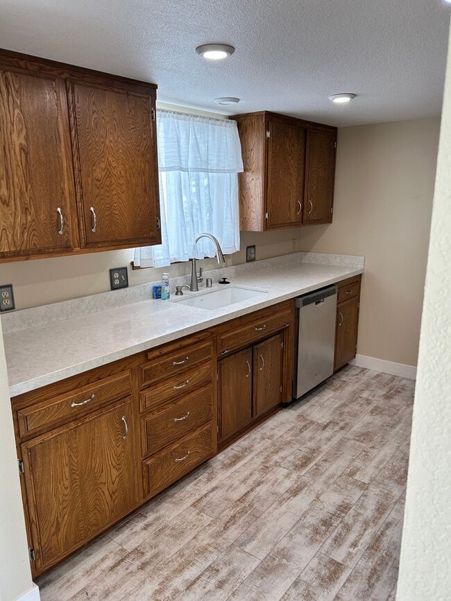 Building Photo - 2 bed 2 bath home two blocks from beach-pet friendly!