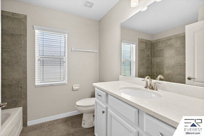 Building Photo - 10 Lysander Ln