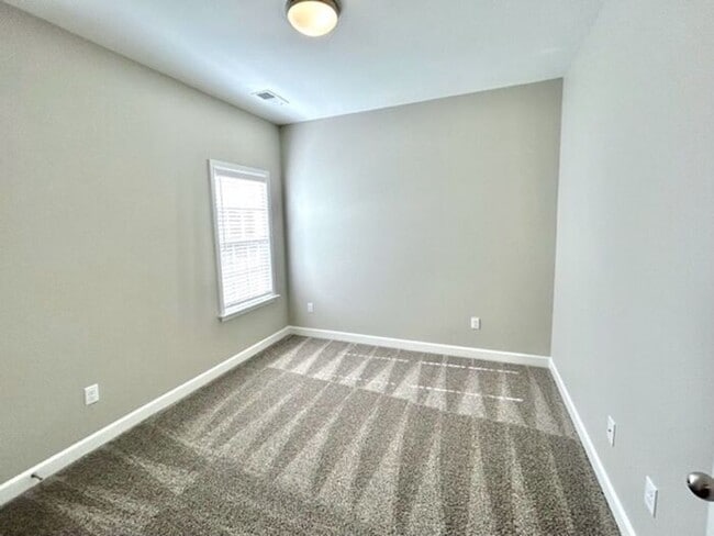 Building Photo - Now Leasing a 5-Bedroom 3 Bath Home in Hor...