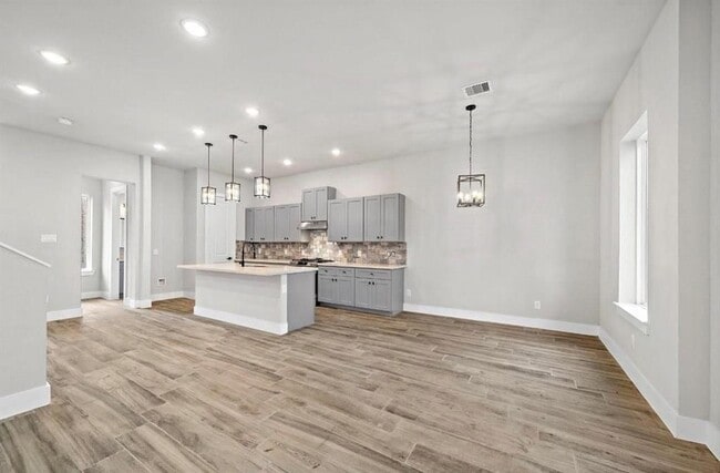 Building Photo - 232 W 28th St