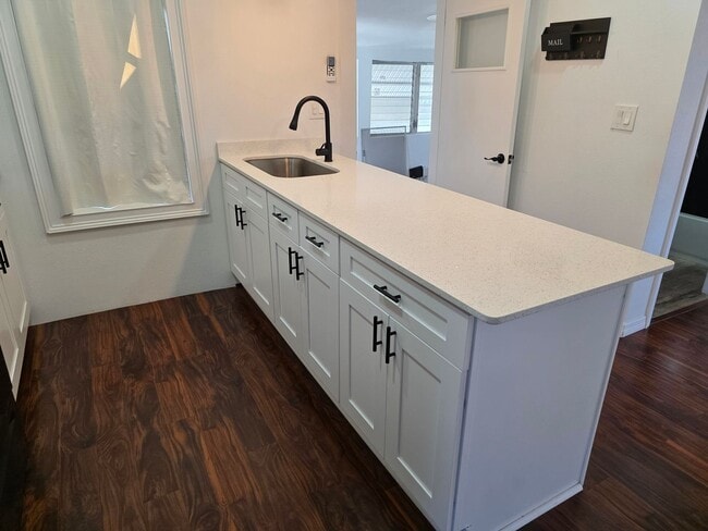 Building Photo - 1 Bed - 1 Bath - Great Location