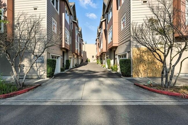 Building Photo - Versatile Townhome: Perfect for Live/Work ...