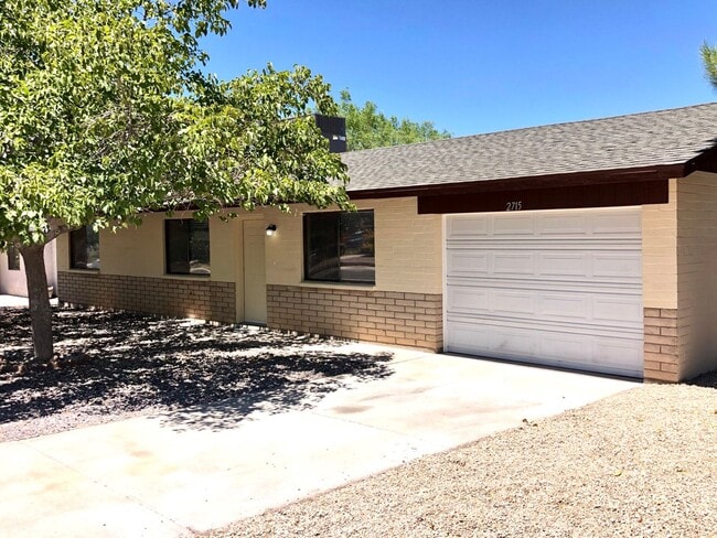 Primary Photo - Cute 3 Bedroom Home near Hualapai Mt. School.