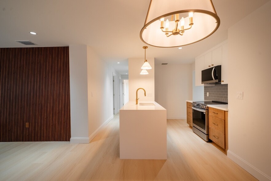 Building Photo - 1550 S Greenway Dr