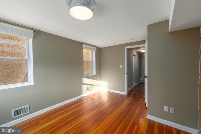 Building Photo - 306 S Washington St